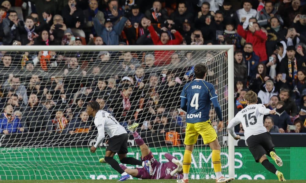 El extremo del Valencia Largie Ramazani (i) celebra su gol ante el Espanyol durante el encuentro correspondiente a la jornada 21 de LaLiga EA Sports entre el Valencia y el Espanyol disputado en Mestalla, Valencia, este sábado. EFE/ Ana Escobar
