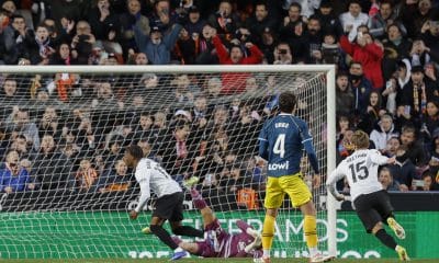 El extremo del Valencia Largie Ramazani (i) celebra su gol ante el Espanyol durante el encuentro correspondiente a la jornada 21 de LaLiga EA Sports entre el Valencia y el Espanyol disputado en Mestalla, Valencia, este sábado. EFE/ Ana Escobar