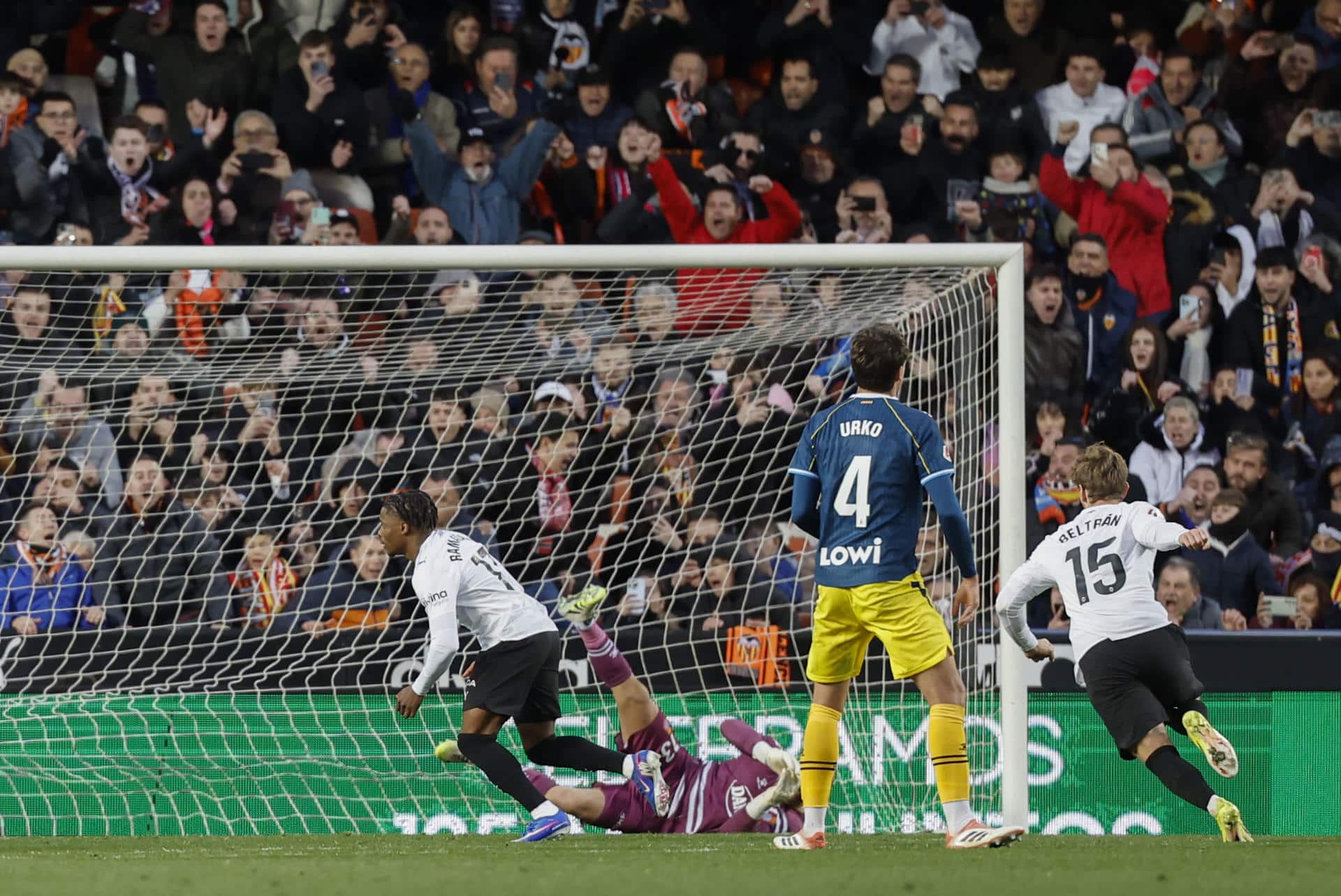 El extremo del Valencia Largie Ramazani (i) celebra su gol ante el Espanyol durante el encuentro correspondiente a la jornada 21 de LaLiga EA Sports entre el Valencia y el Espanyol disputado en Mestalla, Valencia, este sábado. EFE/ Ana Escobar