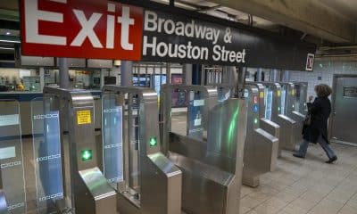 Personas ingresan a la estación del tren Lafayette este viernes, en Nueva York (Estados Unidos). EFE/ Ángel Colmenares