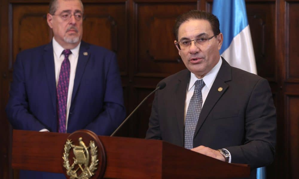 El ministro de Gobernación, Marco Antonio Villeda, habla durante una rueda de prensa en el Palacio Nacional de la Cultura, en Ciudad de Guatemala (Guatemala). EFE/ Mariano Macz