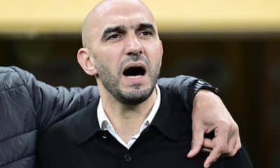 El entrenador de Marruecos, Walid Regragui, entona el himno de su país, antes de la final de la Copa África ante Senegal. EFE/EPA/JALAL MORCHIDI