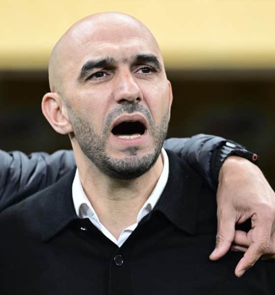 El entrenador de Marruecos, Walid Regragui, entona el himno de su país, antes de la final de la Copa África ante Senegal. EFE/EPA/JALAL MORCHIDI