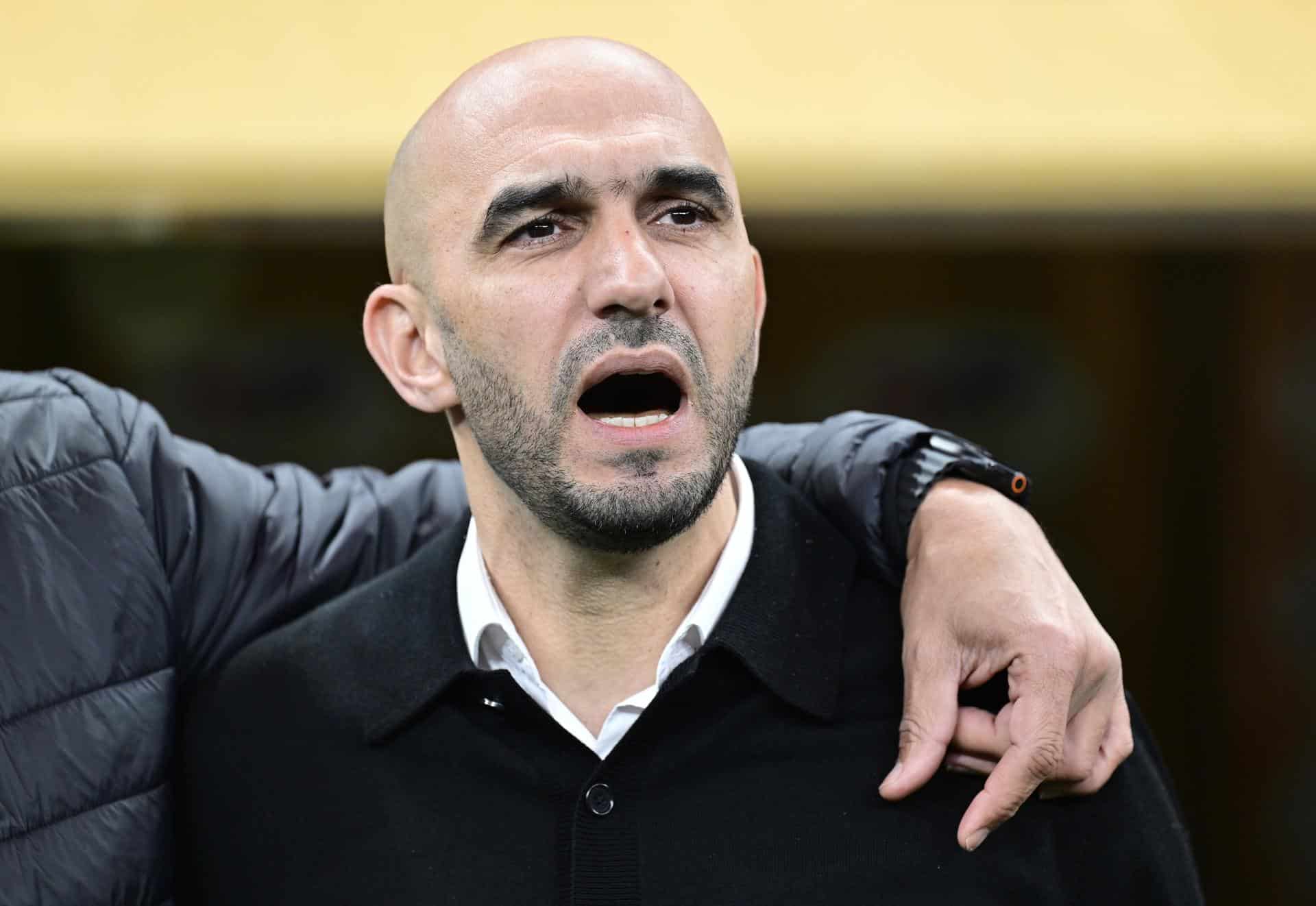 El entrenador de Marruecos, Walid Regragui, entona el himno de su país, antes de la final de la Copa África ante Senegal. EFE/EPA/JALAL MORCHIDI