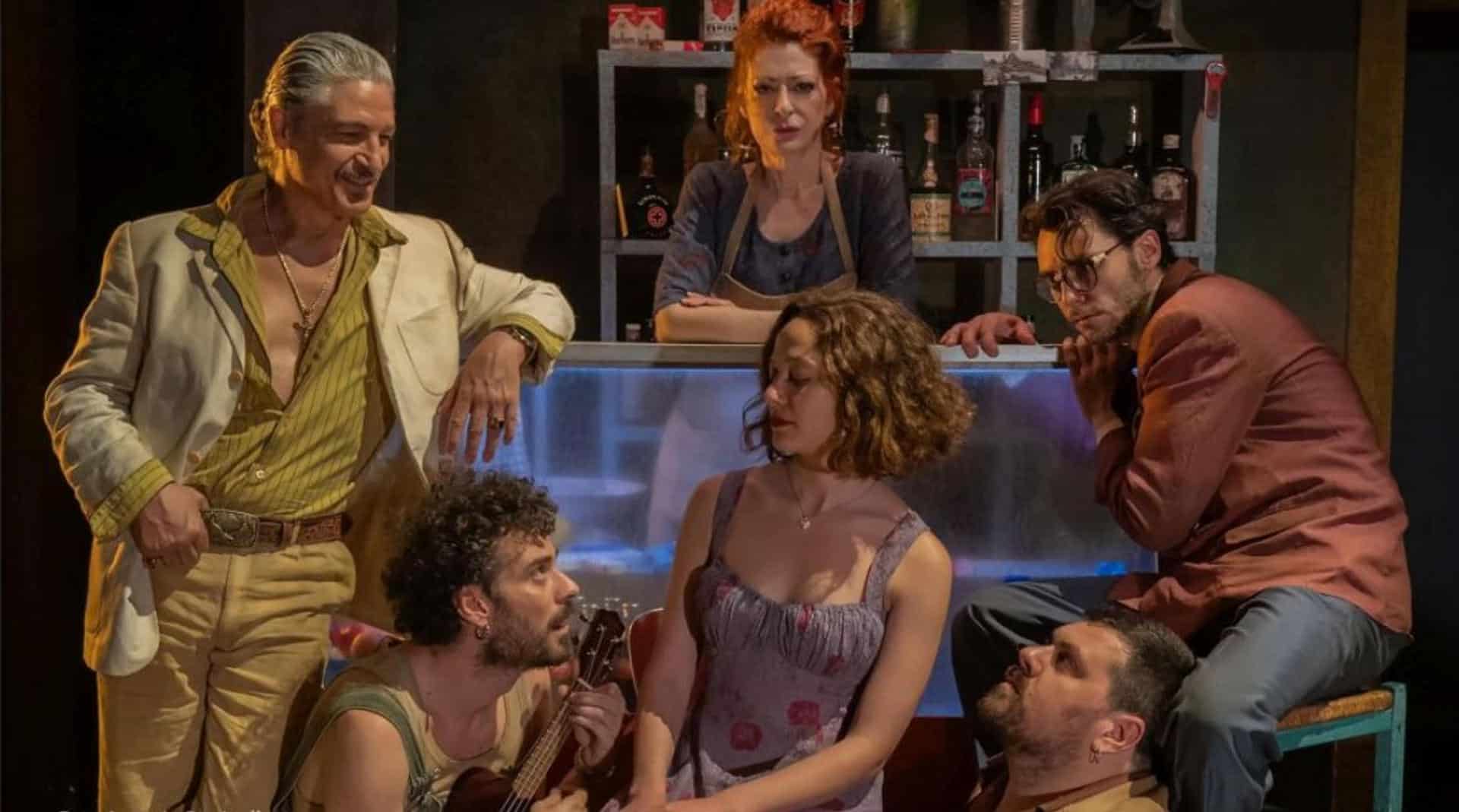 Una interpretación de 'La Chunga', la célebre obra de Mario Vargas Llosa inspirada en 'La Casa Verde', llega esta semana a uno de los principales teatros vanguardistas de Roma con una puesta en escena ambientada en 1945 en Perú, que explora el inquietante deseo masculino y la violencia contra la mujer. La obra, que se estrenó el miércoles en el Teatro India de la capital italiana con todas las entradas vendidas, transporta al espectador a mediados del siglo XX a un bar de Piura, en el noroeste de Perú, regentado por Chunga, una mujer con un carácter duro y una apariencia burda.EFE/ Teatro Di Roma/Antonio Parrinello/SOLO USO EDITORIAL/SOLO DISPONIBLE PARA ILUSTRAR LA NOTICIA QUE ACOMPAÑA (CRÉDITO OBLIGATORIO)