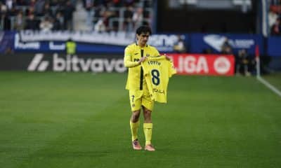 El delantero del Villarreal Gerard Moreno celebra tras abrir el marcador durante el encuentro correspondiente a la jornada 22 de LaLiga EA Sports entre el Osasua y el Villarreal en El Sadar, Pamplona, este sábado. EFE/ Villar Lopez
