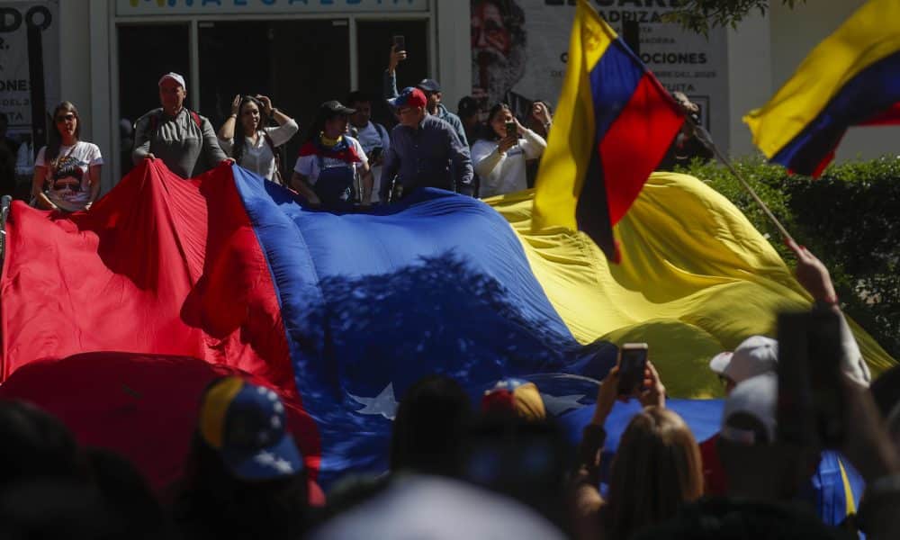 Venezolanos radicados en México ondean una bandera de su país durante una manifestación este domingo, en Ciudad de México (México). EFE/Isaac Esquivel