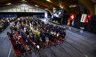 La gente observa un minuto de silencio en memoria de las víctimas mientras ven en una pantalla en el 'Le Regent Congress hall' la ceremonia conmemorativa oficial durante el día nacional de luto tras el incendio mortal en el bar 'Le Constellation' en Crans-Montana, en el Centro de Exposiciones y Convenciones (CERM) de Martigny, Suiza, 09 de enero de 2026. 40 personas, en su mayoría adolescentes, perdieron la vida y 116 resultaron gravemente heridas en el incendio en el bar 'Le Constellation' durante la celebración de Año Nuevo en el balneario alpino suizo de Crans-Montana. (Suiza) EFE/EPA/JEAN-CHRISTOPHE BOTT