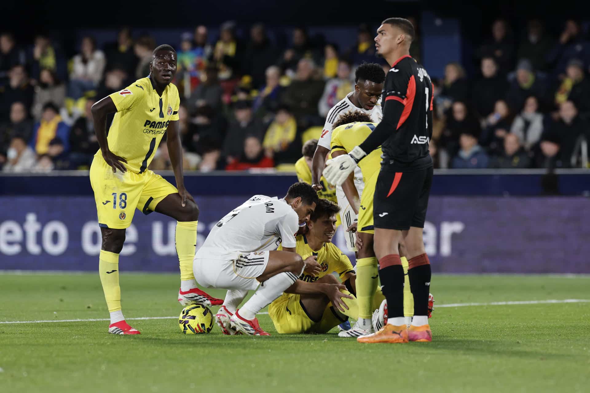 El defensa del Villarreal Juan Foyth se lesiona durante el partido de la jornada 21 de LaLiga que Villarreal CF y Real Madrid disputaron en el estadio de La Cerámica. EFE/Kai Forsterling