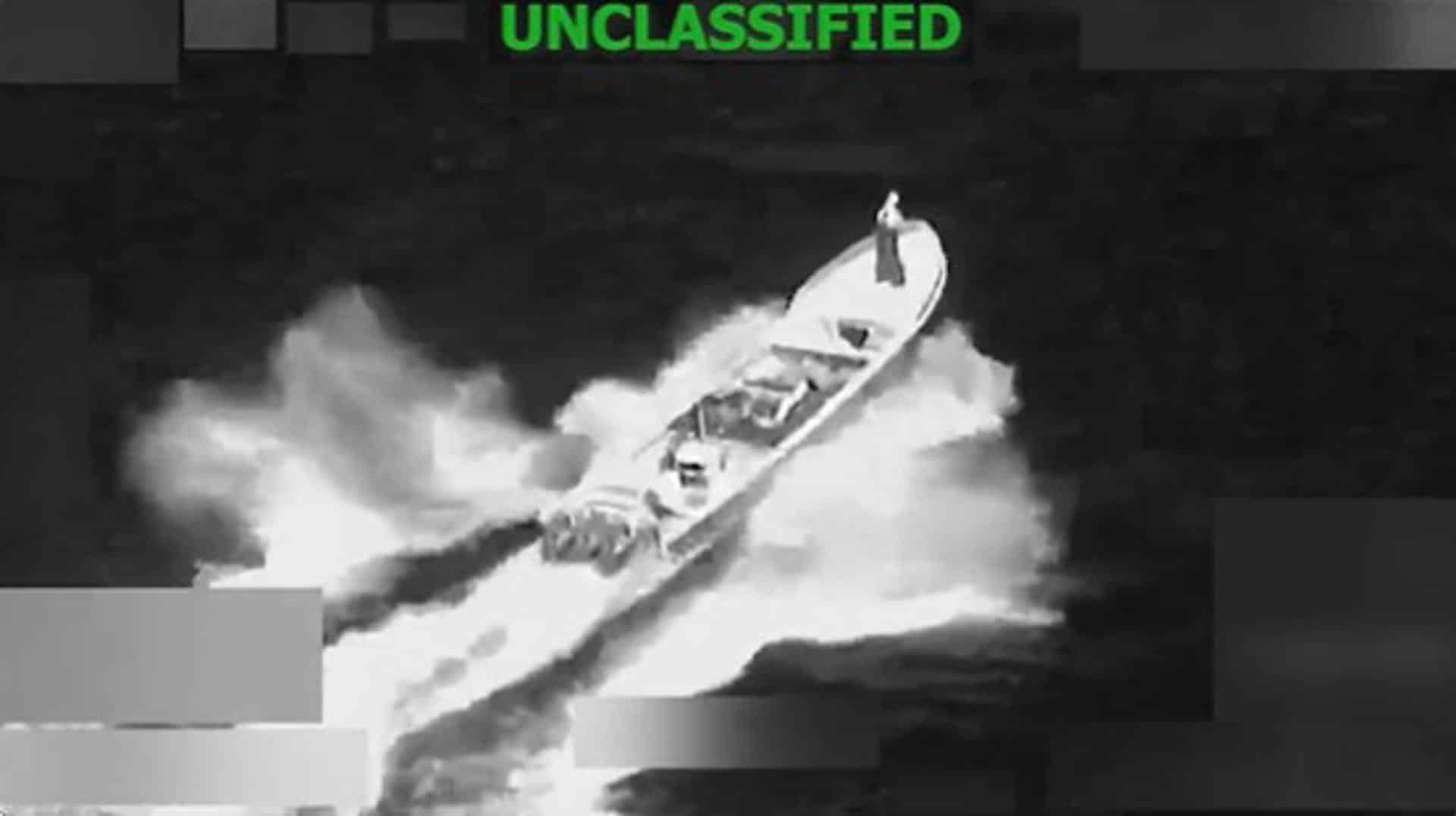 Captura de un video difundido en la cuenta en X @Southcom de un bote que fue destruido este viernes en el Pacífico oriental. EE.UU. destruyó un nuevo bote supuestamente operado por organizaciones ligadas al narcotráfico en el Pacífico y eliminan a dos tripulantes y un tercero sobrevivió. EFE/ @Southcom /SOLO USO EDITORIAL/ SOLO DISPONIBLE PARA ILUSTRAR LA NOTICIA QUE ACOMPAÑA (CRÉDITO OBLIGATORIO)