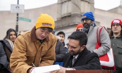 El alcalde de Nueva York, Zohran Mamdani, firma un documento durante una rueda de prensa este viernes, en Nueva York (Estados Unidos). EFE/ Ángel Colmenares