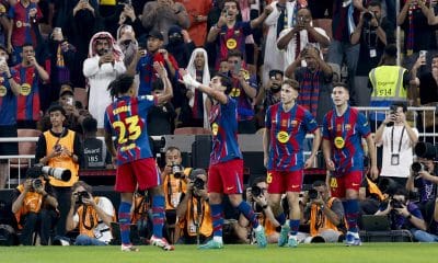 El delantero del Barcelona Ferrán Torres (2-i) celebra con sus compañeros tras marcar ante el Athletic, durante el partido de semifinales de la Supercopa de España que FC Barcelona y Athletic Club disputaron en el estadio Alinma Bank Stadium at King Abdullah Sport, en Yeda. EFE/Kai Forsterling