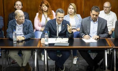 El parlamentario opositor Henrique Capriles (c) habla en una rueda de prensa este lunes, en Caracas (Venezuela). EFE/ Miguel Gutiérrez