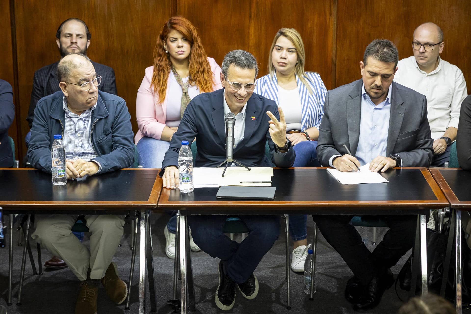 El parlamentario opositor Henrique Capriles (c) habla en una rueda de prensa este lunes, en Caracas (Venezuela). EFE/ Miguel Gutiérrez