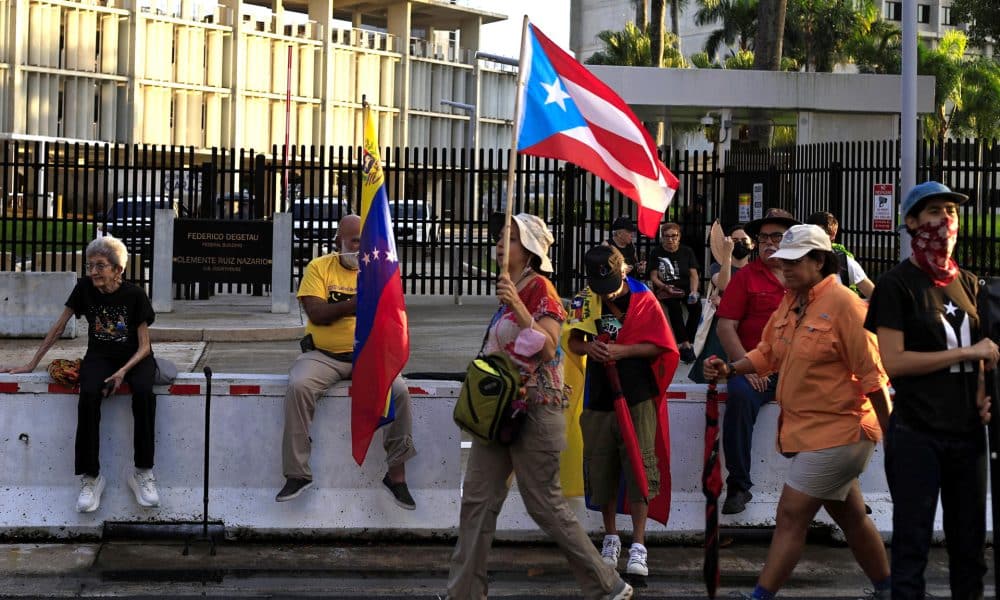 Personas participan en una manifestación en apoyo a Venezuela frente al Tribunal Federal este sábado, en San Juan (Puerto Rico). EFE/ Thais Llorca