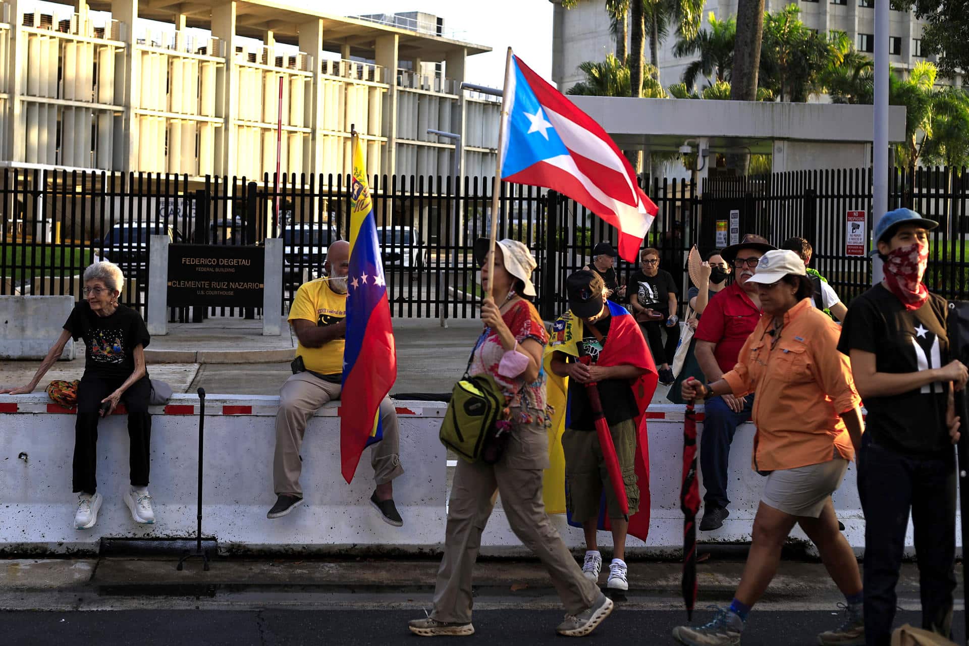 Personas participan en una manifestación en apoyo a Venezuela frente al Tribunal Federal este sábado, en San Juan (Puerto Rico). EFE/ Thais Llorca