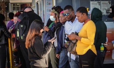 Migrantes haitianos hacen fila afuera de la Agencia de la ONU para los Refugiados (ACNUR) para solicitar apoyo de regularización de documentos este sábado, en la ciudad de Tijuana (México). EFE/Joebeth Terríquez