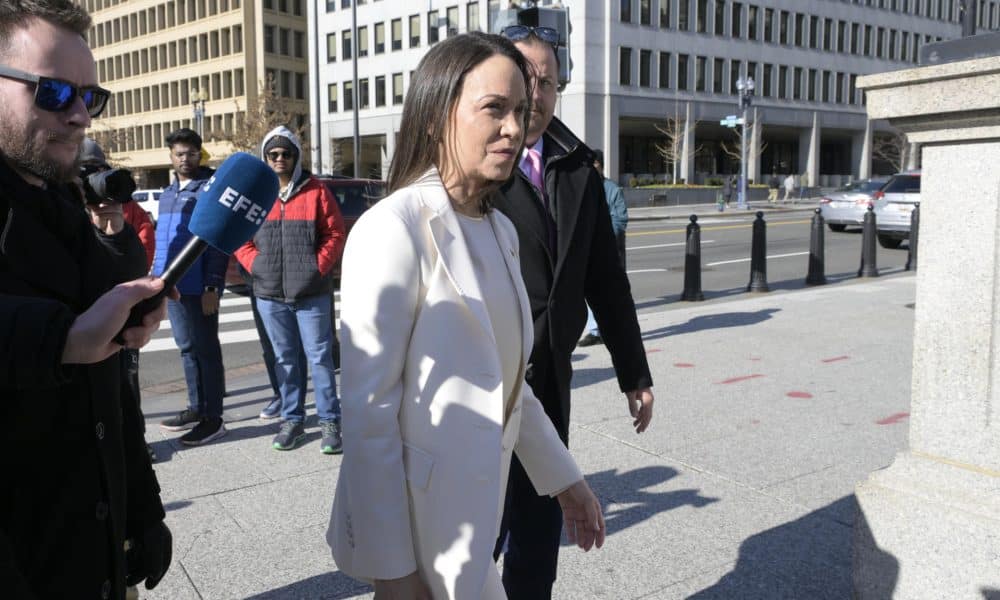 La líder opositora venezolana y Premio Nobel de la Paz, María Corina Machado, llega a la Casa Blanca este jueves, en Washington (EE.UU.). Machado llegó para un almuerzo con el presidente de Estados Unidos, Donald Trump, menos de dos semanas después de la captura de Nicolás Maduro por fuerzas estadounidenses. EFE/ Lenin Nolly