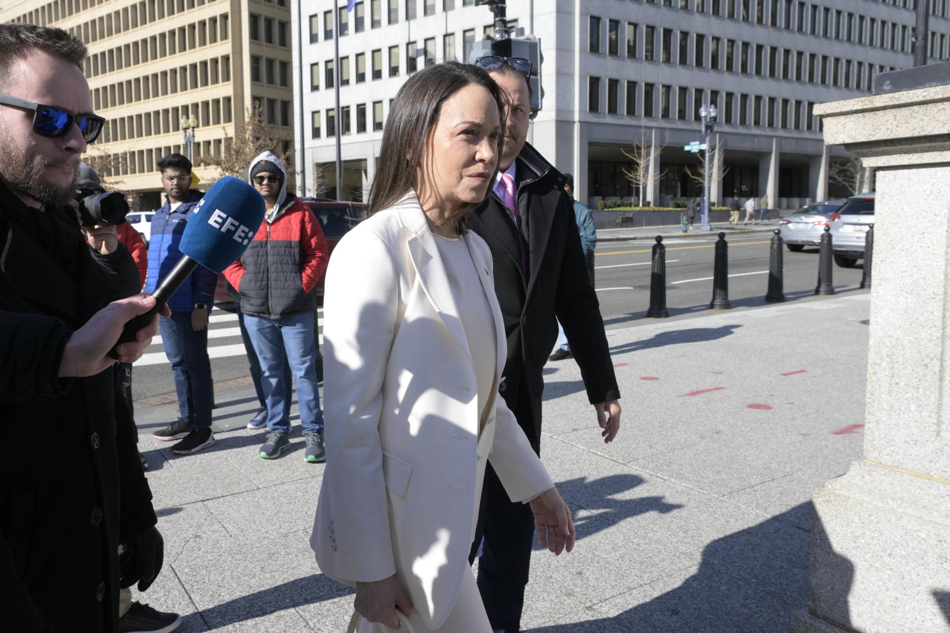 La líder opositora venezolana y Premio Nobel de la Paz, María Corina Machado, llega a la Casa Blanca este jueves, en Washington (EE.UU.). Machado llegó para un almuerzo con el presidente de Estados Unidos, Donald Trump, menos de dos semanas después de la captura de Nicolás Maduro por fuerzas estadounidenses. EFE/ Lenin Nolly