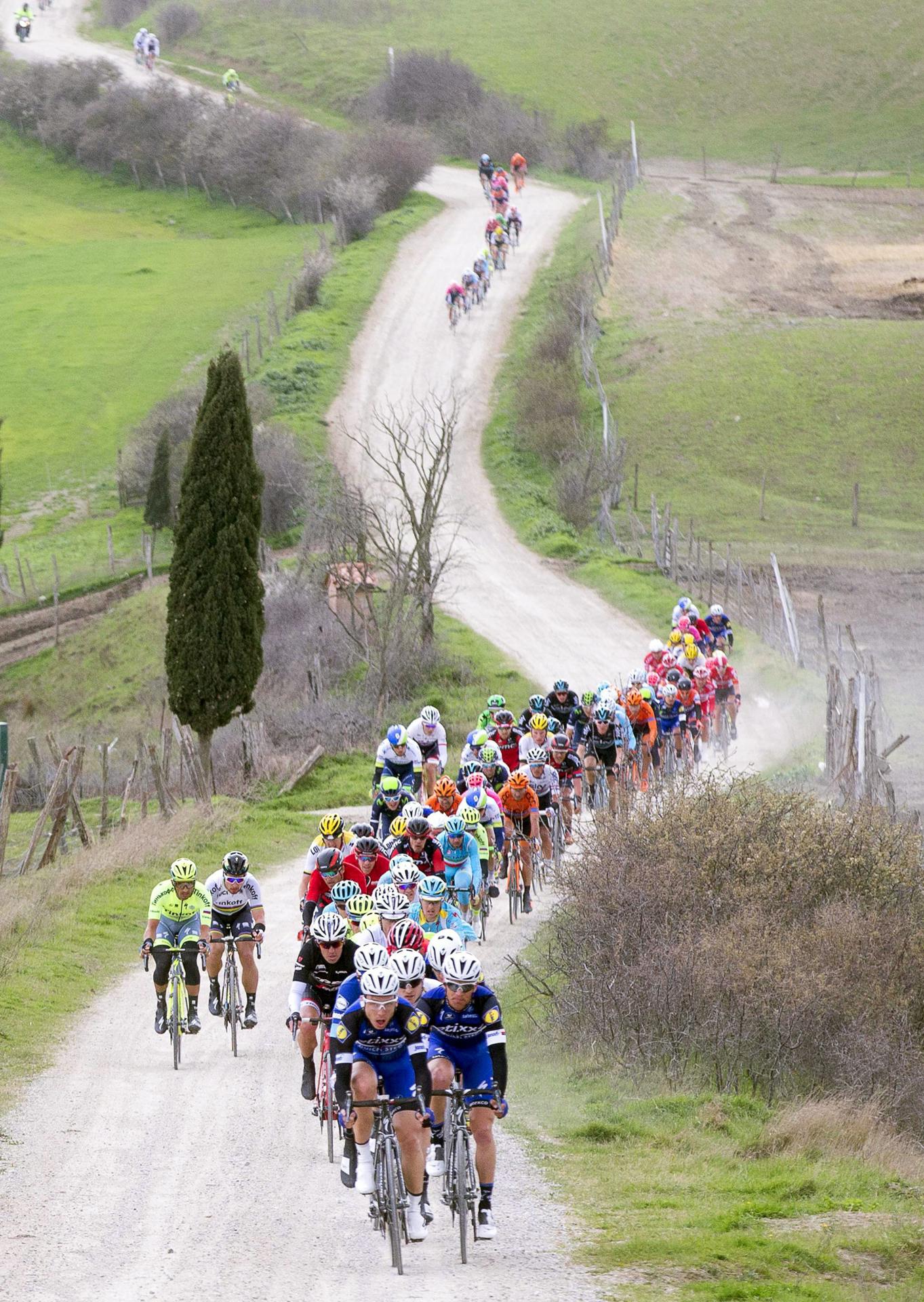 El pelotón en la Strade Bianche. EFE/EPA/CLAUDIO PERI/Archivo
