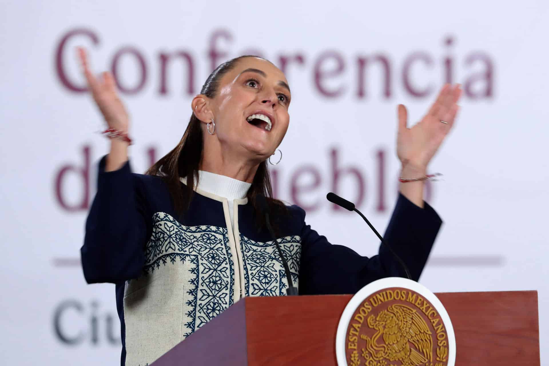 La presidenta de México, Claudia Sheinbaum, habla durante una rueda de prensa este lunes, en Palacio Nacional, en Ciudad de México (México). EFE/Mario Guzmán