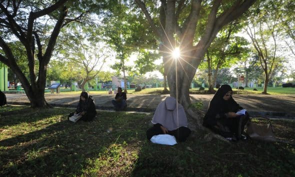 BANDA ACEH (Indonesia), 26/12/2025.- Fotogrfía de archivo que muestra a mujeres orando en Aceh, la provincia indonesia que aplica la ley islámica. EFE/EPA/HOTLI SIMANJUNTAK