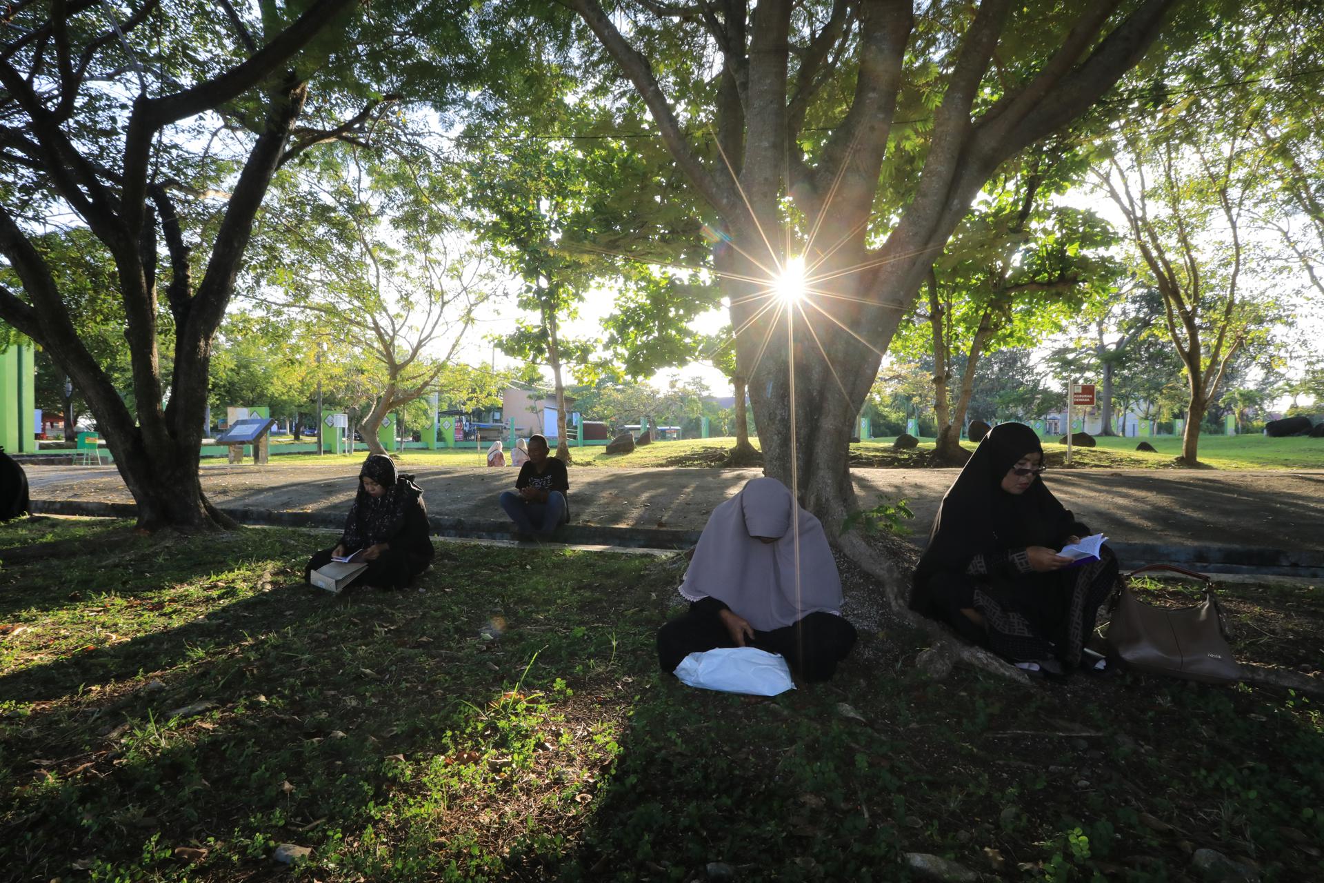BANDA ACEH (Indonesia), 26/12/2025.- Fotogrfía de archivo que muestra a mujeres orando en Aceh, la provincia indonesia que aplica la ley islámica. EFE/EPA/HOTLI SIMANJUNTAK