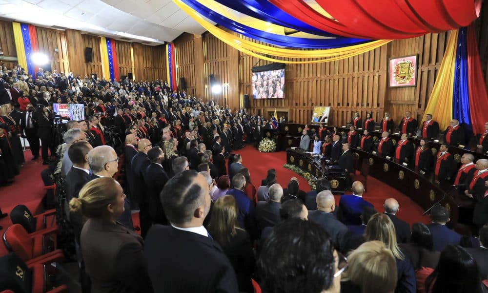 Fotografía cedida por el Palacio de Miraflores que muestra a la presidenta encargada de Venezuela, Delcy Rodriguez, participando durante un acto de gobierno este viernes, en Caracas (Venezuela). EFE/ Palacio de Miraflores
