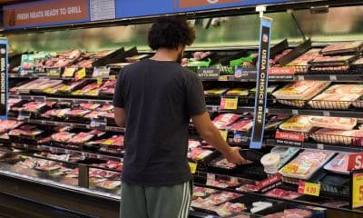 Fotografía de archivo de un hombre en un supermercado de Los Ángeles (EE.UU.). EFE/EPA/ALLISON DINNER