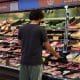 Fotografía de archivo de un hombre en un supermercado de Los Ángeles (EE.UU.). EFE/EPA/ALLISON DINNER