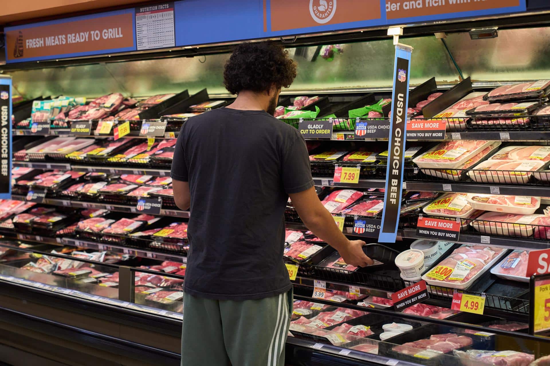 Fotografía de archivo de un hombre en un supermercado de Los Ángeles (EE.UU.). EFE/EPA/ALLISON DINNER