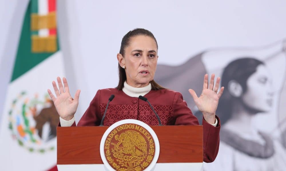 La presidenta de México, Claudia Sheinbaum, habla durante una rueda de prensa este lunes, en Palacio Nacional de la Ciudad de México (México). EFE/Mario Guzmán