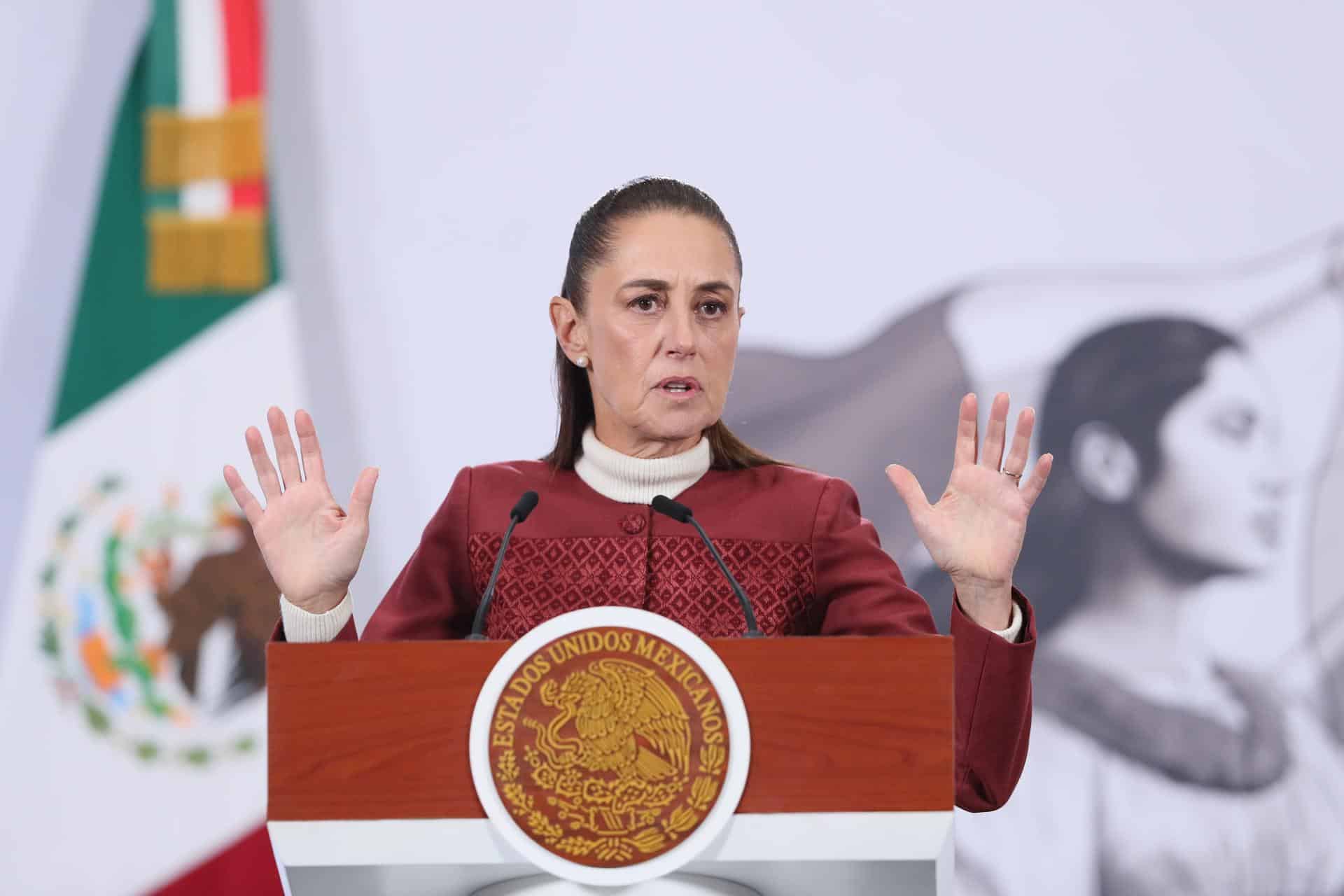 La presidenta de México, Claudia Sheinbaum, habla durante una rueda de prensa este lunes, en Palacio Nacional de la Ciudad de México (México). EFE/Mario Guzmán