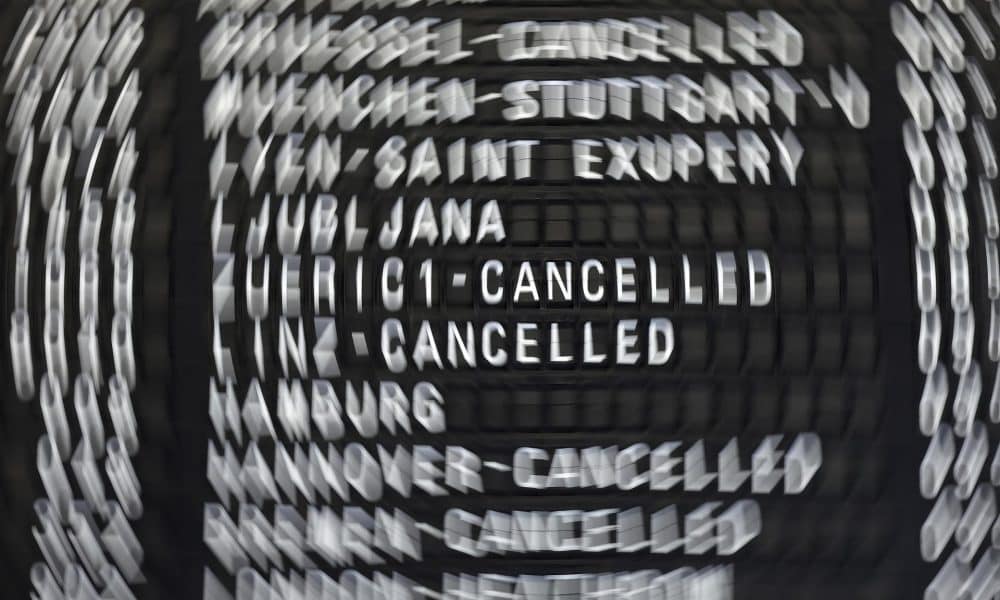 Vista de archivo del panel de salidas con vuelos cancelados en el aeropuerto de Fráncfort, Alemania. EFE/ Ronald Wittek