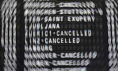 Vista de archivo del panel de salidas con vuelos cancelados en el aeropuerto de Fráncfort, Alemania. EFE/ Ronald Wittek