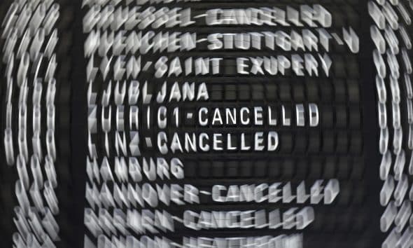 Vista de archivo del panel de salidas con vuelos cancelados en el aeropuerto de Fráncfort, Alemania. EFE/ Ronald Wittek