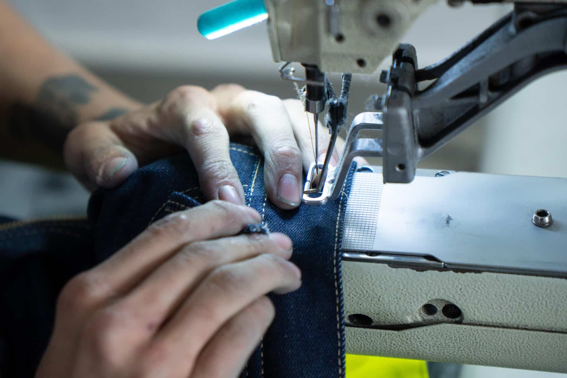 Fotografía del 13 de enero de 2026 que muestra a una persona trabajando en la fábrica textil de Cannabis Natural Fashion, en Bogotá (Colombia). EFE/ Angélica Santisteban