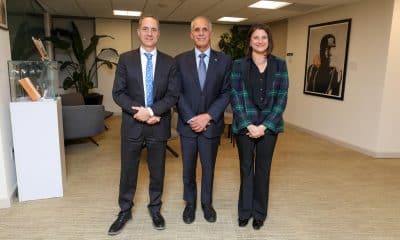 Fotografía cedida por el Banco Interamericano de Desarrollo (BID) donde aparece su vicepresidente ejecutivo, Jordan Schwartz (i), y su vicepresidenta de Sectores y Conocimiento, Ana María Ibáñez (d), posando junto al presidente electo de Honduras, Nasry 'Tito' Asfura (c), a su llegada este martes, a la sede del organismo financiero en Washington (Estados Unidos). EFE/BID /SOLO USO EDITORIAL /NO VENTAS /SOLO DISPONIBLE PARA ILUSTRAR LA NOTICIA QUE ACOMPAÑA /CRÉDITO OBLIGATORIO
