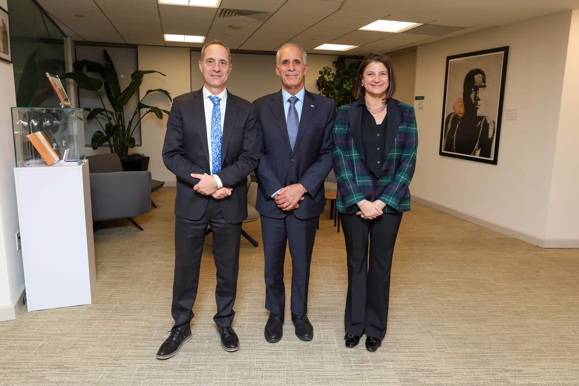 Fotografía cedida por el Banco Interamericano de Desarrollo (BID) donde aparece su vicepresidente ejecutivo, Jordan Schwartz (i), y su vicepresidenta de Sectores y Conocimiento, Ana María Ibáñez (d), posando junto al presidente electo de Honduras, Nasry 'Tito' Asfura (c), a su llegada este martes, a la sede del organismo financiero en Washington (Estados Unidos). EFE/BID /SOLO USO EDITORIAL /NO VENTAS /SOLO DISPONIBLE PARA ILUSTRAR LA NOTICIA QUE ACOMPAÑA /CRÉDITO OBLIGATORIO