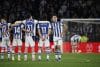 Los jugadores de la Real Sociedad durante la tanda de penaltis a la que han llegado en el encuentro correspondiente a los octavos de final de la Copa del Rey que han disputado hoy martes frente a Osasuna en el estadio de Anoeta, en San Sebastián. EFE / Javier Etxezarreta.
