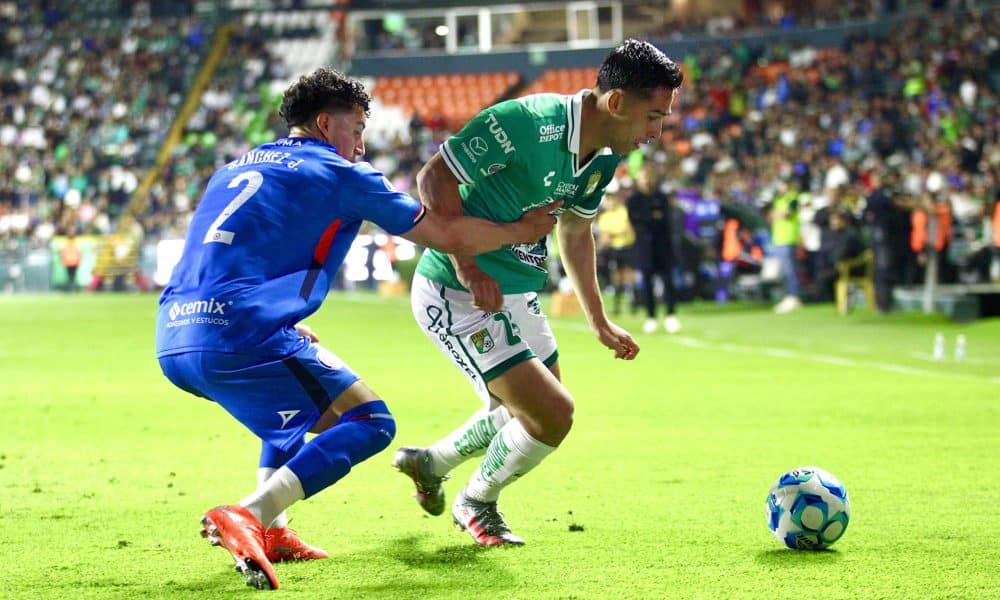 Salvador Reyes (d), de León, disputa un balón con Jorge Sánchez, de Cruz Azul, en un partido por la jornada 1 de la Liga MX en el estadio León en Guanajuato (México). EFE/Luis Ramírez