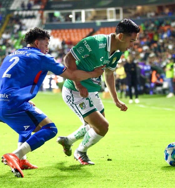 Salvador Reyes (d), de León, disputa un balón con Jorge Sánchez, de Cruz Azul, en un partido por la jornada 1 de la Liga MX en el estadio León en Guanajuato (México). EFE/Luis Ramírez