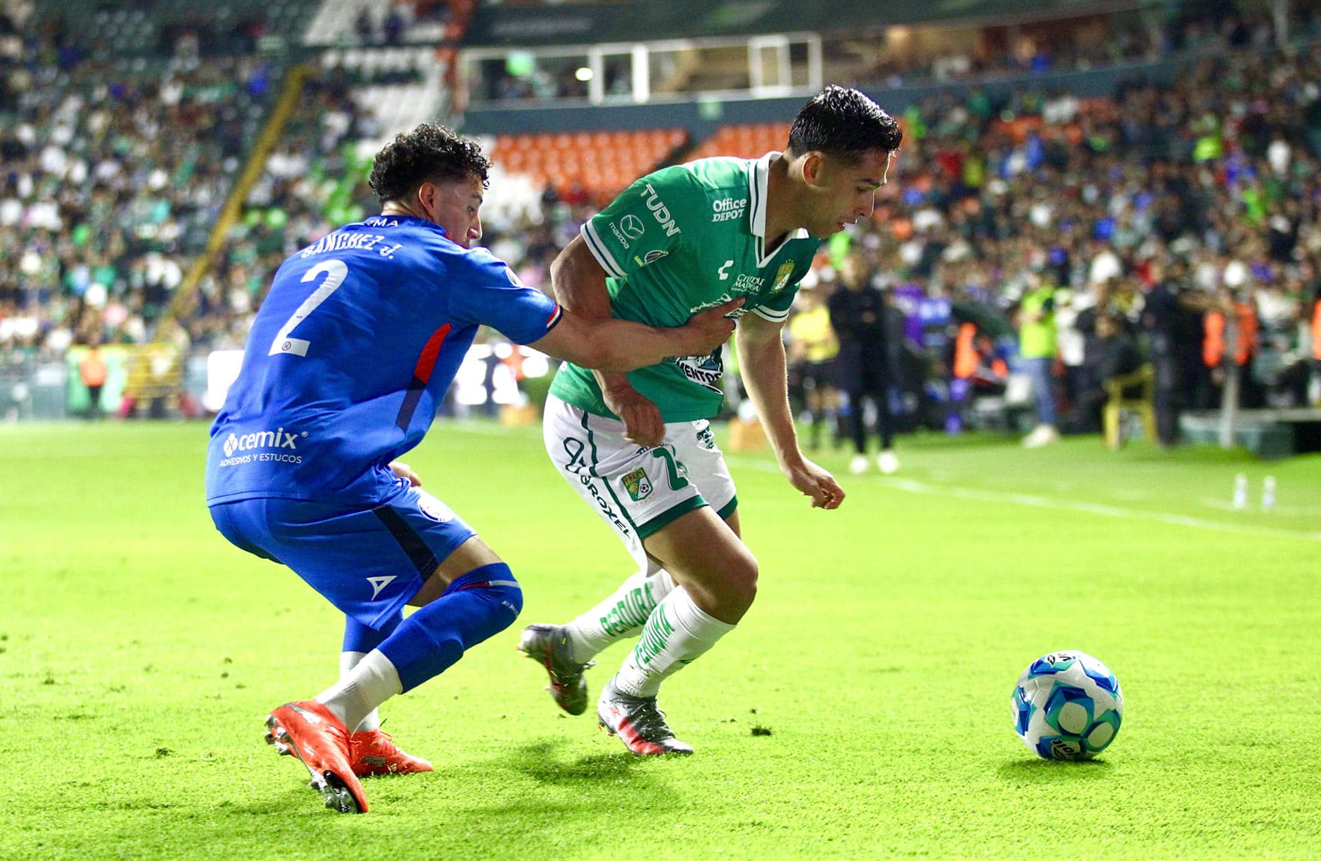 Salvador Reyes (d), de León, disputa un balón con Jorge Sánchez, de Cruz Azul, en un partido por la jornada 1 de la Liga MX en el estadio León en Guanajuato (México). EFE/Luis Ramírez