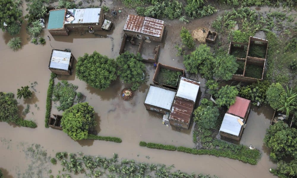 Fotografía de archivo de una zona inundada el pasado 20 de enero entre las regiones de Maputo y Gaza, en Mozambique. EFE/EPA/LUISA NHANTUMBO