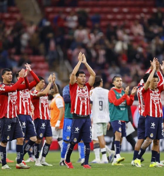 Jugadores de Guadalajara celebran este sábado el triunfo sobre Querétaro y el ascenso provisional al liderato en la tercera jornada del Torneo Clausura mexicano tras el partido jugado en su estadio, el Akron. EFE/ Francisco Guasco