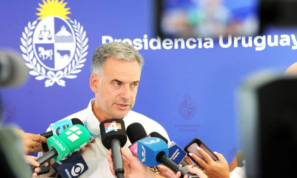 Fotografía cedida por la Presidencia de Uruguay que muestra al mandatario, Yamandú Orsi, hablando durante una rueda de prensa este martes, en Montevideo (Uruguay). EFE/ Federico Rodríguez Bissio/ Presidencia De Uruguay