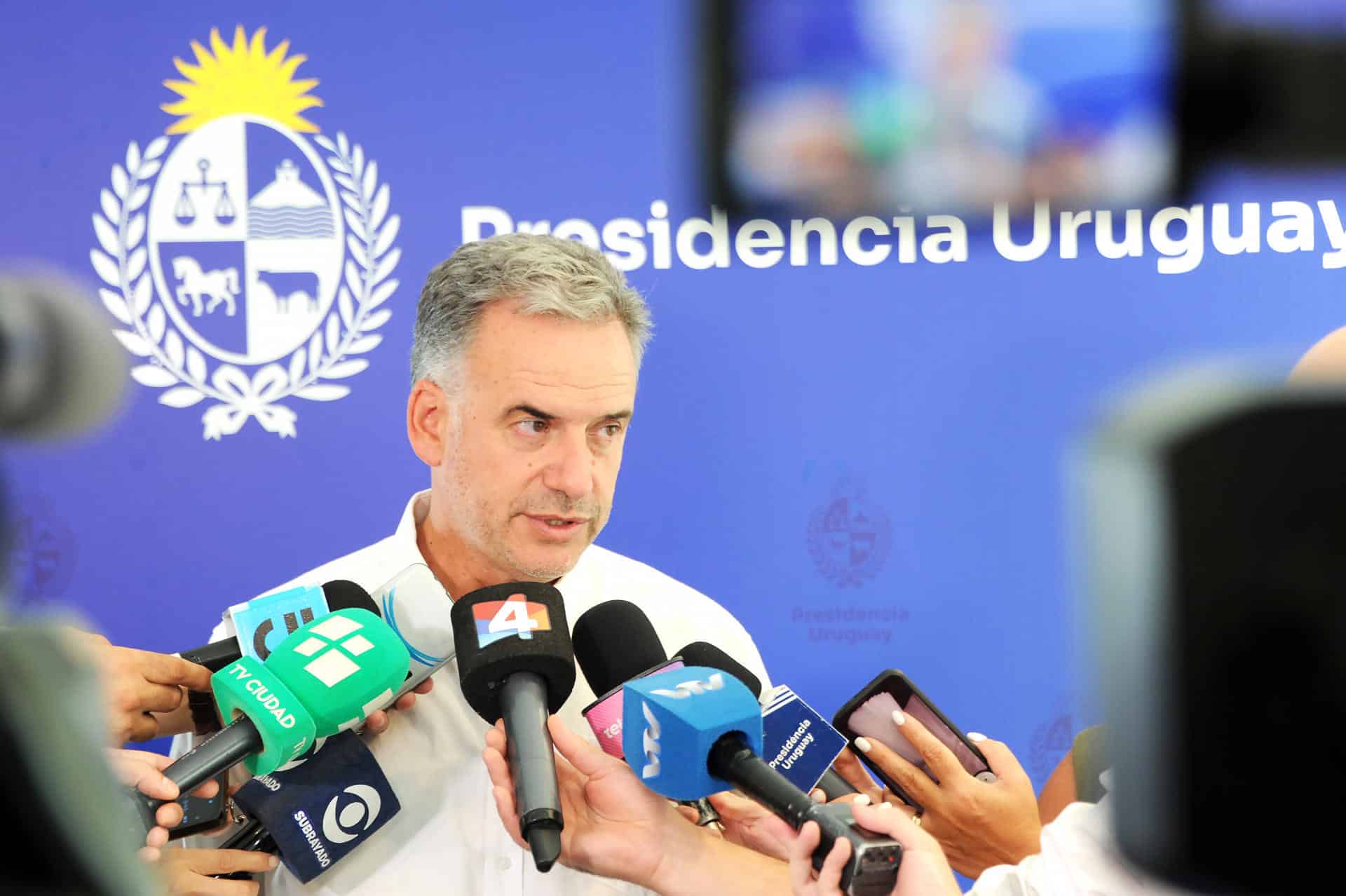 Fotografía cedida por la Presidencia de Uruguay que muestra al mandatario, Yamandú Orsi, hablando durante una rueda de prensa este martes, en Montevideo (Uruguay). EFE/ Federico Rodríguez Bissio/ Presidencia De Uruguay