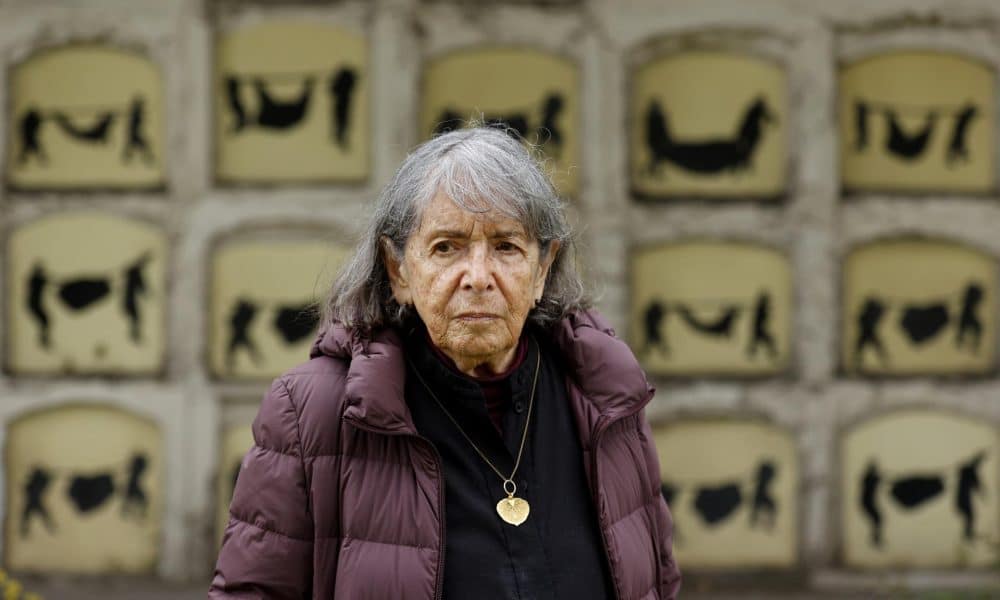 Fotografía de archivo del 5 de octubre de 2021 de la artista colombiana Beatriz González posando junto a su obra "Auras Anónimas" en el cementerio Central en Bogotá (Colombia). González, una de las figuras más destacadas del arte latinoamericano contemporáneo, falleció este viernes a los 93 años de edad. EFE/ Mauricio Dueñas Castañeda