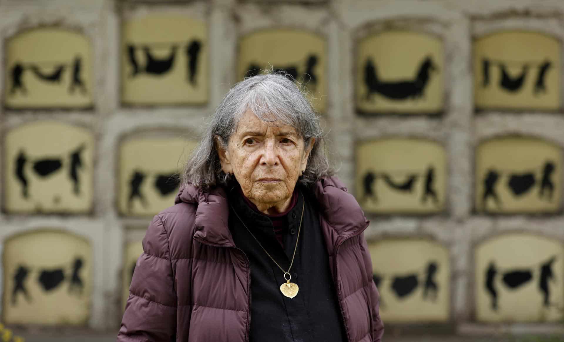 Fotografía de archivo del 5 de octubre de 2021 de la artista colombiana Beatriz González posando junto a su obra "Auras Anónimas" en el cementerio Central en Bogotá (Colombia). González, una de las figuras más destacadas del arte latinoamericano contemporáneo, falleció este viernes a los 93 años de edad. EFE/ Mauricio Dueñas Castañeda