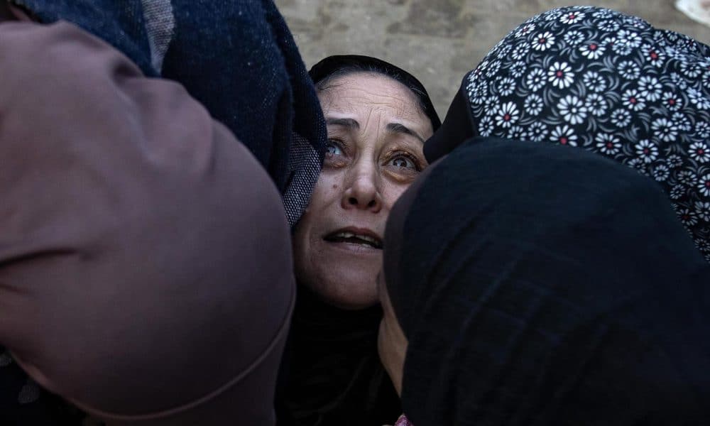 Imagen de archivo de mujeres palestinas que lloran la muerte de familiares tras un ataque israelí. EFE/EPA/HAITHAM IMAD